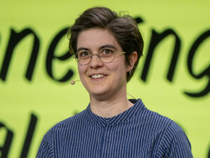 Milyarderin qızı yoldan keçənlərə 25 milyon dollar vermək qərarına gəlib