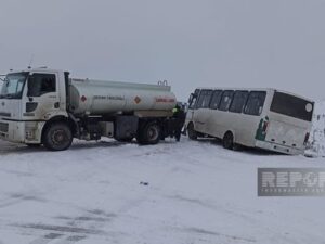 Bakı-Şamaxı yolunda avtobus qəzaya düşüb