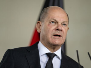 Almaniya millisinin oyununda azarkeşlər Scholz-u alqışlayıblar