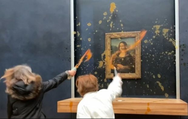 Fransada “Mona Liza” tablosuna şorba töküblər