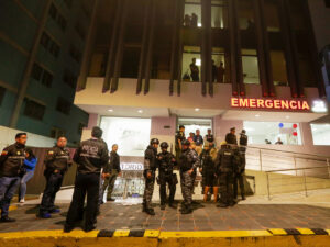 Silahlı quldurlar Ekvador küçələrində polis əməkdaşlarını güllələyiblər