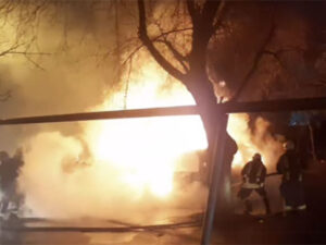 Bakıda binanın həyətində saxlanılan maşınlar yandı