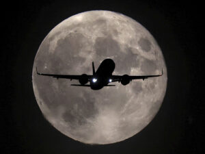 Hollivud aktyoru azyaşlı qızları ilə birlikdə təyyarə qəzasında dünyasını dəyişib