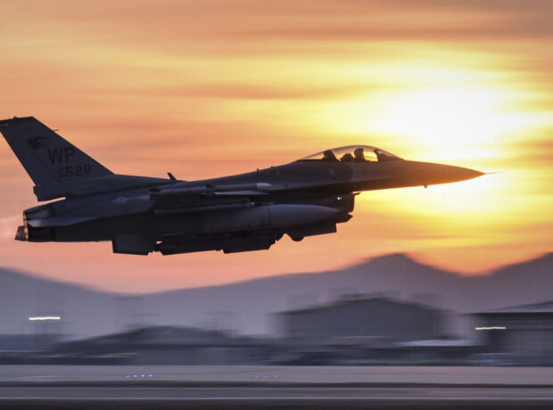 Cənubi Koreyada Amerikaya məxsus F-16 qırıcısı dənizə düşüb