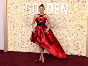 Selena Qomez mükafatlandırma mərasimində asimmetrik geyiminə görə tənqid edilib