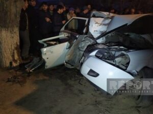 Qubada minik avtomobili ağaca çırpıldı