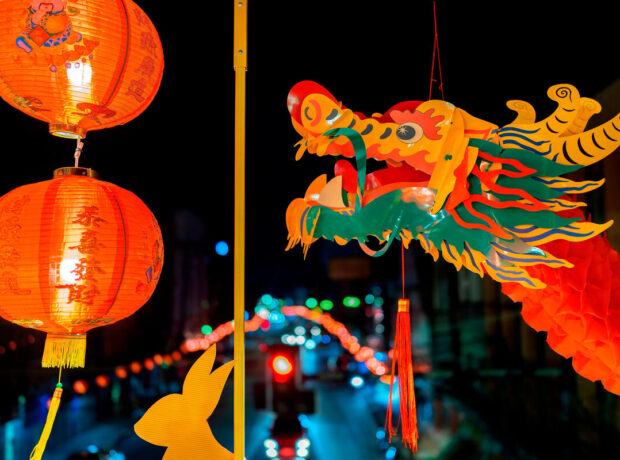 İngilis heykəltəraş kibrit başından kiçik qızıl əjdaha yaradır İngilis heykəltəraş kibrit başından kiçik qızıl əjdaha yaradır