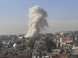 Dəməşqin üstündəki səmada partlayış səsləri eşidilir