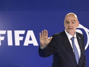 FIFA prezidenti futbolda yeni cəzaya qarşı çıxdı