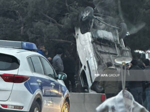 Bakı-Sumqayıt yolunda avtomobil aşıb