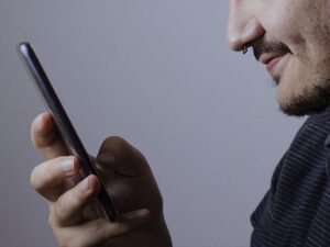 Pedofil koloniyaya düşdü, ancaq telefonla qızları aldatmağa davam etdi