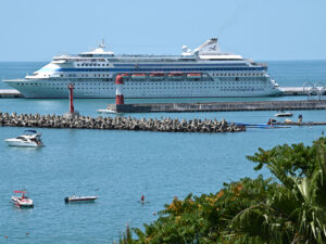 Kruiz gəmisinin işçisi, onların kabinələrindəki çarpayıların altında gizlənərək, istirahət edənlərə casusluq edib