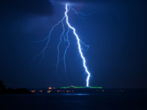 Göyərtəsində 550 sərnişinin olduğu təyyarəni ildırım vurub