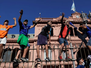 Əlində palı və dəyirman diskləri olan şəxs Argentina prezidentini öldürmək istəyib