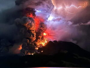 İndoneziyada üzərinə ildırım düşən vulkan yenidən püskürdü