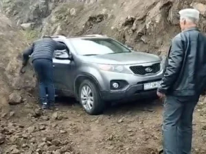 Lerikdə uçqun zamanı bağlı qalan yol qismən açılıb