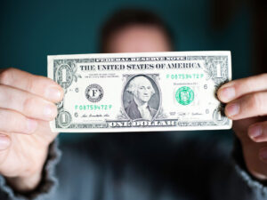 Konqres bildirib ki, artan inflyasiya ölkələri ABŞ dollarından imtina etməyə məcbur edir