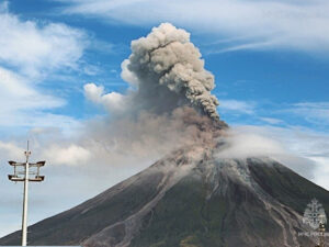 Ebeko vulkanı kül qatını atıb