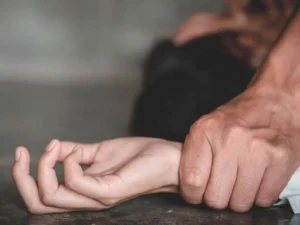 Azərbaycanda müəllimin oğlu başqa kişi ilə birləşib qıza təcavüz etdi