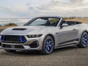 Ruslar yay mövsümündən əvvəl ABŞ-da məşhur kabrioletlərdən birini alırlar