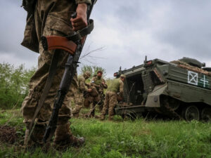 Ukrayna Xarkov vilayətində kəndi atəşə tutub