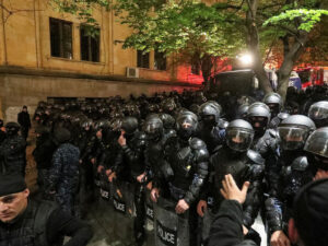 Polis xüsusi təyinatlıları Tbilisidə parlamentin yaxınlığında etirazçıları kütləvi şəkildə saxlamağa başlayıb