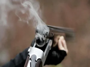 Məktəb müəllimi güllələnərək öldürüldü, qardaşı saxlanıldı