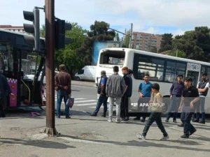 Bakıda iki sərnişin avtobusu toqquşdu