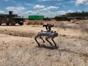 Çində belində avtomat olan robot it nümayiş etdirilib