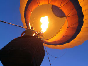 Türkiyədə isti hava balonu qayaların arasında ilişib