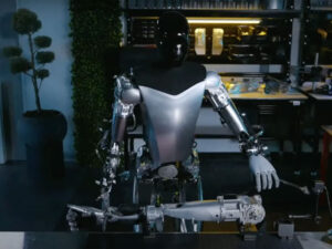 Mask Tesla-nın insanabənzər robotları ilə bağlı planlarını bölüşüb