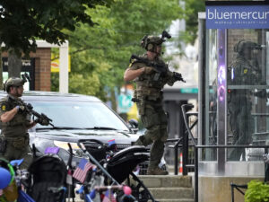 ABŞ-ın Miçiqan ştatında atışma nəticəsində ən azı ikisi uşaq olmaqla 9 nəfər yaralanıb. Bu barədə CNN məlumat yayıb.  Atəş açan şəxs hadisə yerinin yaxınlığında saxlanılıb. Hücum Rochester Hill şəhərində Brooklands Plaza Splash Pad ticarət mərkəzinin yaxınlığında baş verib. Hadisə yerindən tapança və 3 ədəd boş maqazin tapılıb. Səlahiyyətlilərin məlumatına görə, saxlanılan şəxs təxminən 28 atəş açıb. Hücumun motivi hələ müəyyən edilməyib.  Bundan əvvəl ABŞ-ın Perri şəhərində naməlum şəxs məktəbdə atışma törədib