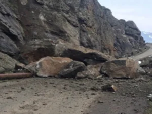 Daşkəsəndə dağ uçqunu olub