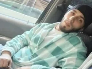 “Prius” beton arakəsməyə çırpıldı: 27 yaşlı gənc öldü, 4 yaralı