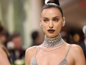 İrina Şeyk gəzinti zamanı qarın əzələlərini üst paltarda nümayiş etdirib