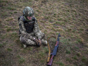 Keçmiş Mərkəzi Kəşfiyyat İdarəsinin əməkdaşı bildirib ki, Ukrayna Silahlı Qüvvələrinə çağırışçılar zəif təlimə görə əsir götürülür