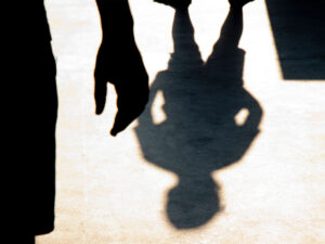 Sterlitamakda məktəbli oğlanları zorla diz çökdürərək döyüb