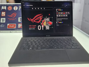 Asus elektron mürəkkəbdən hazırlanmış xarici ekrana malik noutbuku nümayiş etdirib