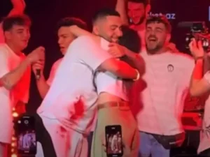 Azərbaycanlı repçi sevgilisinə səhnədə evlilik təklifi etdi