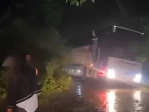 Zaqatalada sərnişin avtobusu qəzaya uğrayıb