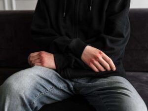 Başqırdıstanda gənclər telefon və pul kisəsini oğurlamaq üçün pensiyaçını döyüblər