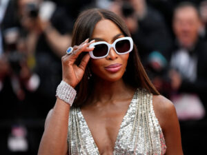 54 yaşlı Naomi Kempbell sinəsi kəsikli paltarda çıxıb