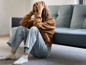 Bir qrup kişi moskvalı qadını mağazadan çıxarkən soyundurub