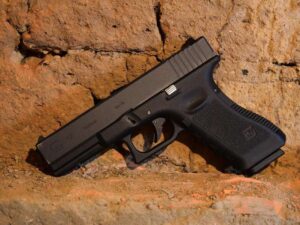 Üç yaşlı qız dolu silah taparaq yoldan keçənə atəş açıb