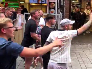 Almaniya millisi ilə İngiltərə millisinin azarkeşləri arasında kütləvi dava düşüb