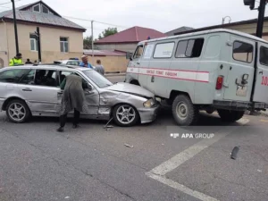 Qubada təcili yardım avtomobili zəncirvarı qəzaya düşüb