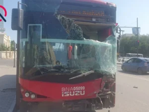 Bakıda iki avtobus toqquşdu
