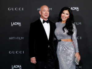 Milyarder Bezosun 54 yaşlı nişanlısı ombasını açıb