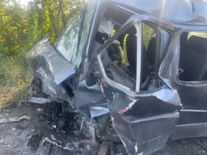 Qubada sərnişin avtobusu minik maşını ilə toqquşdu