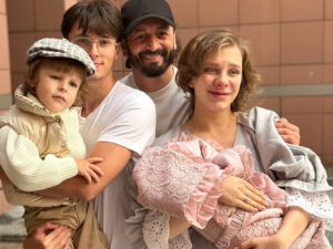 Arzamasova doğum evindən çıxandan ailə fotolarını nümayiş etdirib